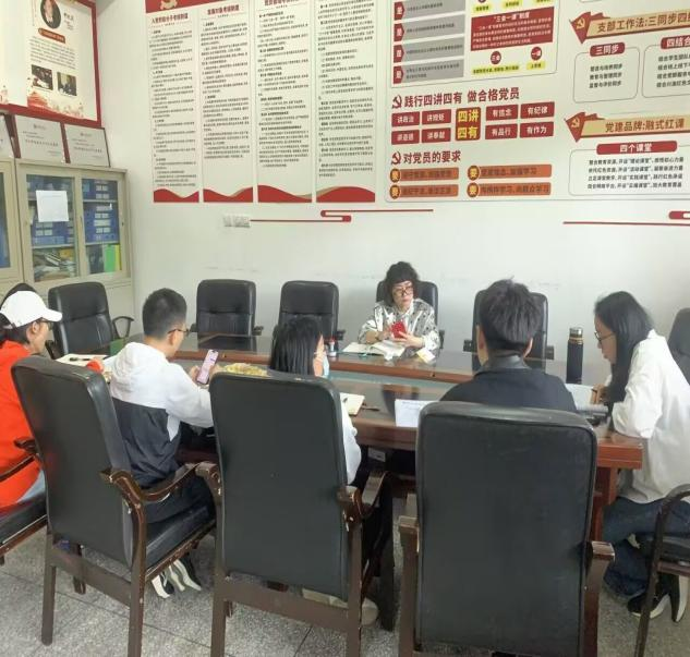 图为：会议现场