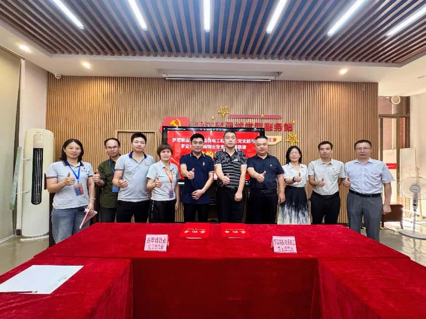 签约成功合影