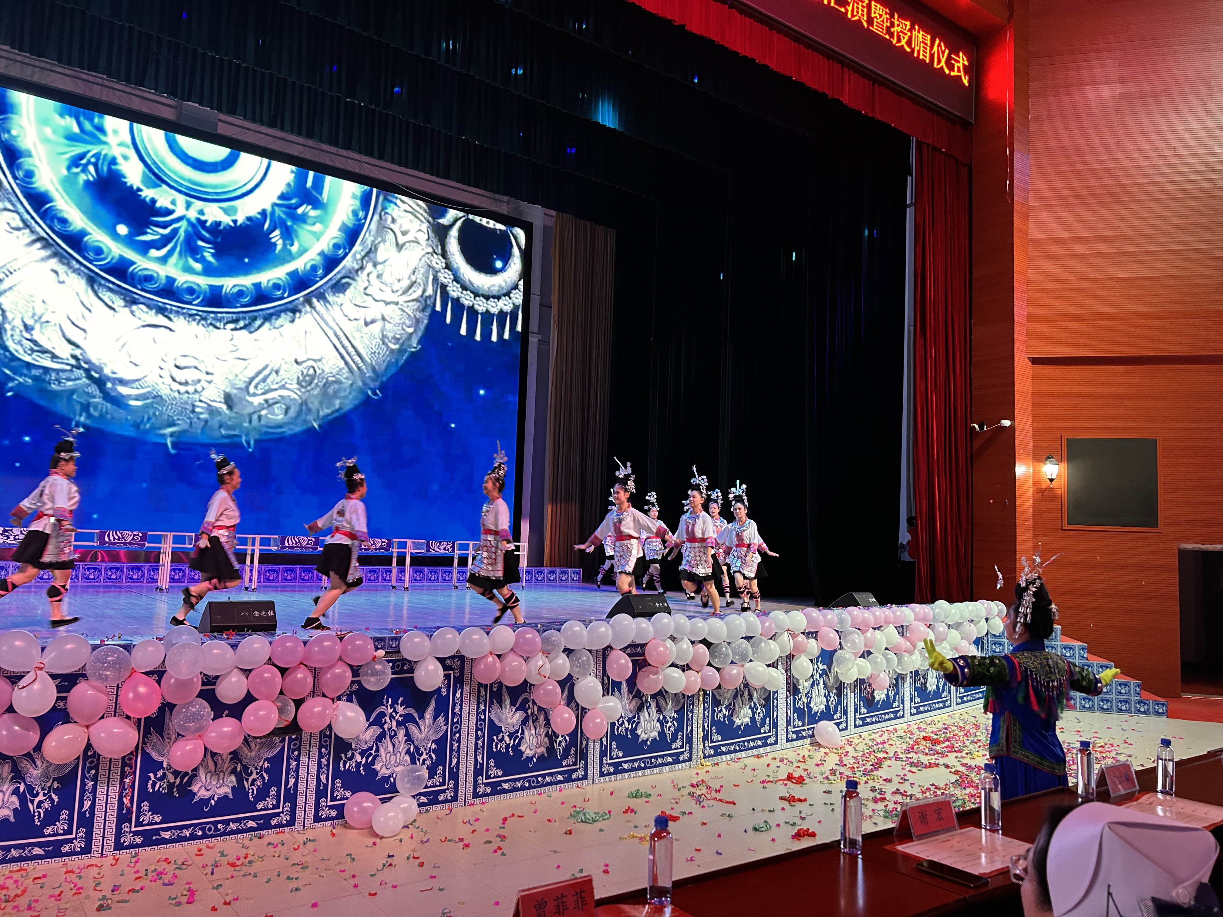 特教教师手语指挥演出