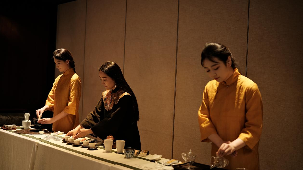 黄建红大师与学生团队在峰会接待大会上的茶艺展示