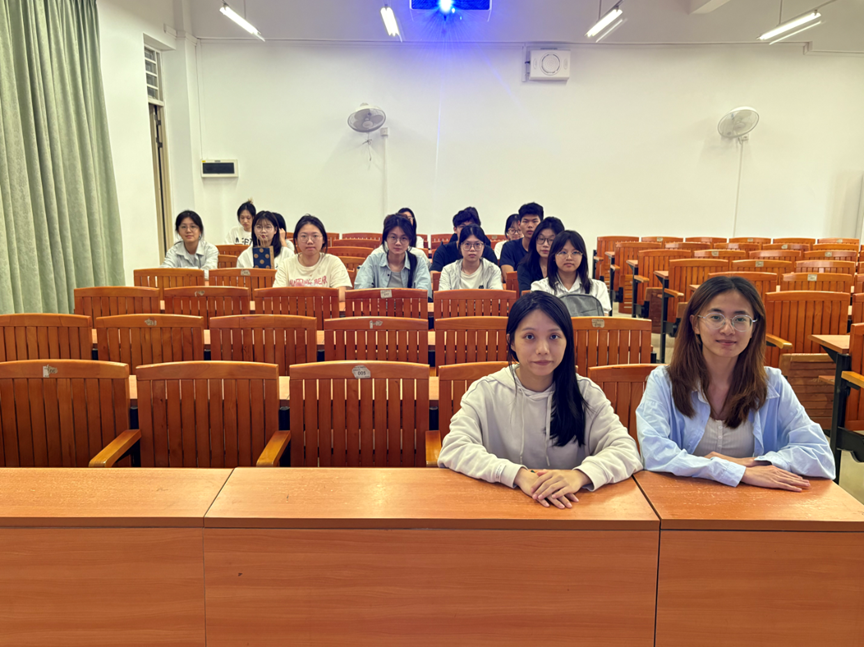 图1：赛前培训会合影留念