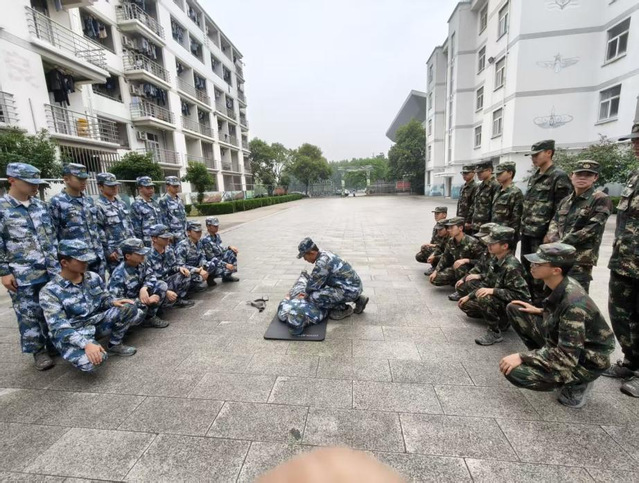 同学们观察学习推拿现场 同学们观察学习推拿现场