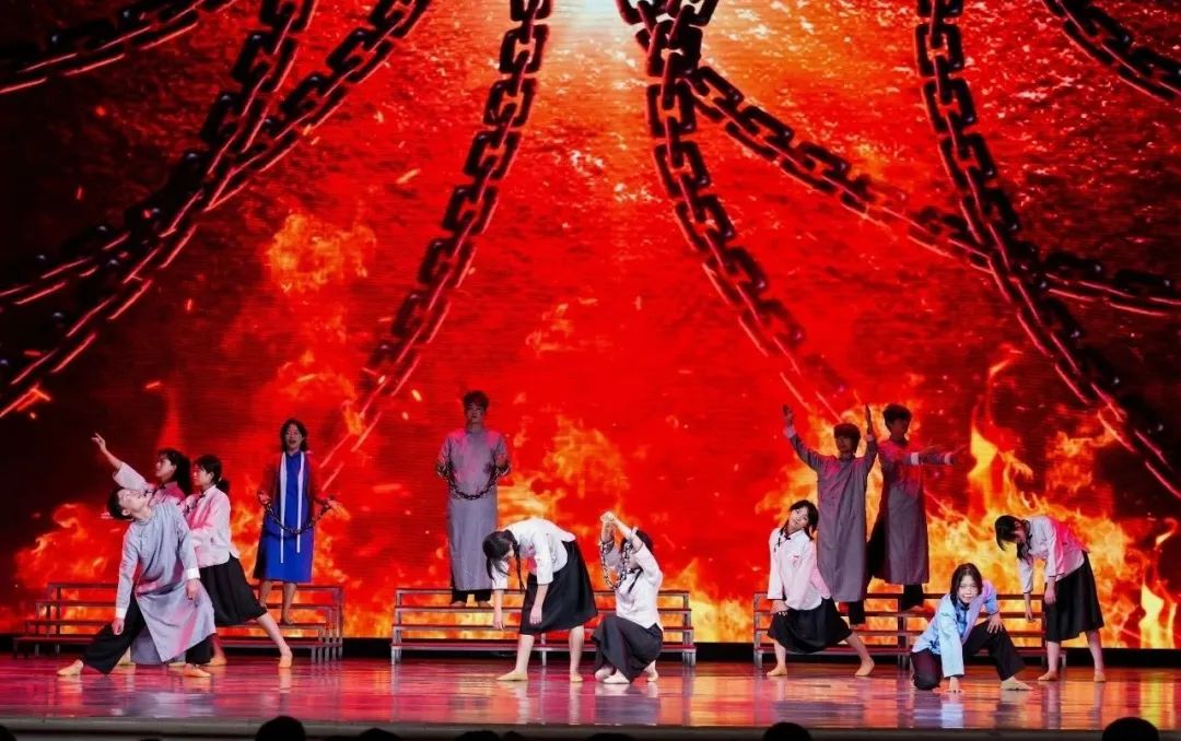 《血与火的嘱托》通过“狱中八条”还原红岩烈士的政治遗嘱，血色历史让“廉洁即信仰”的内涵直击人心。