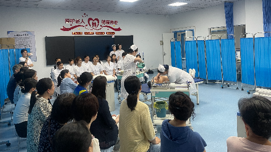 以赛促学砺精兵 以展促教共奋进——医疗与护理学院举办护理技能操作展示活动