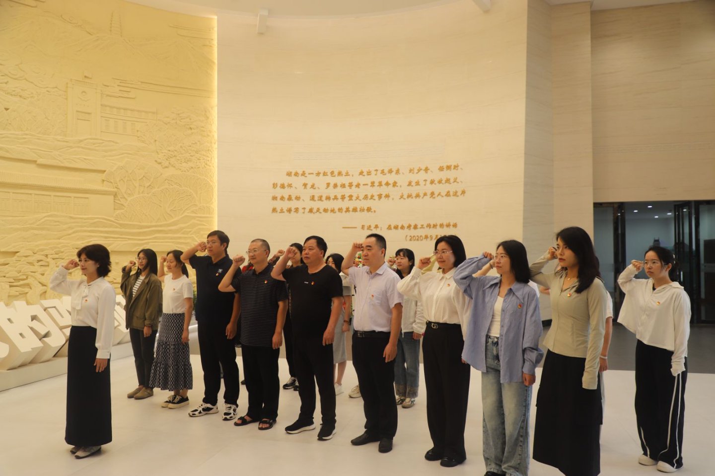 全体党员重温入党誓词 全体党员重温入党誓词