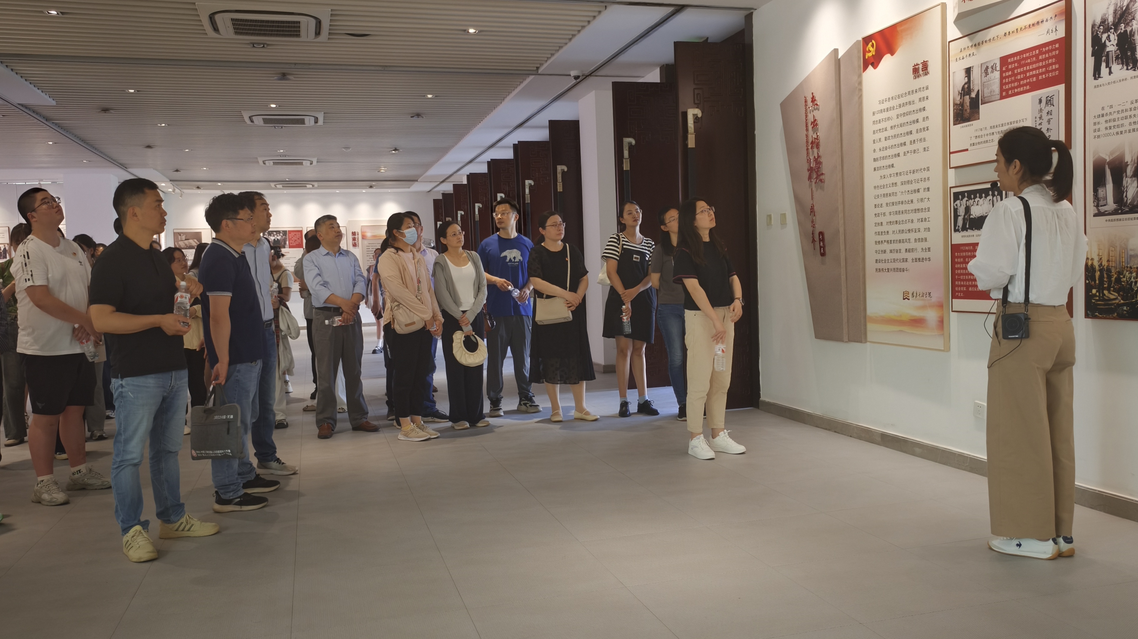 图为物理系学生党支部赴恩来干部学院开展主题教育学习活动现场记者叶梓隆摄(4) 图为物理系学生党支部赴恩来干部学院开展主题教育学习活动现场记者叶梓隆摄(4)