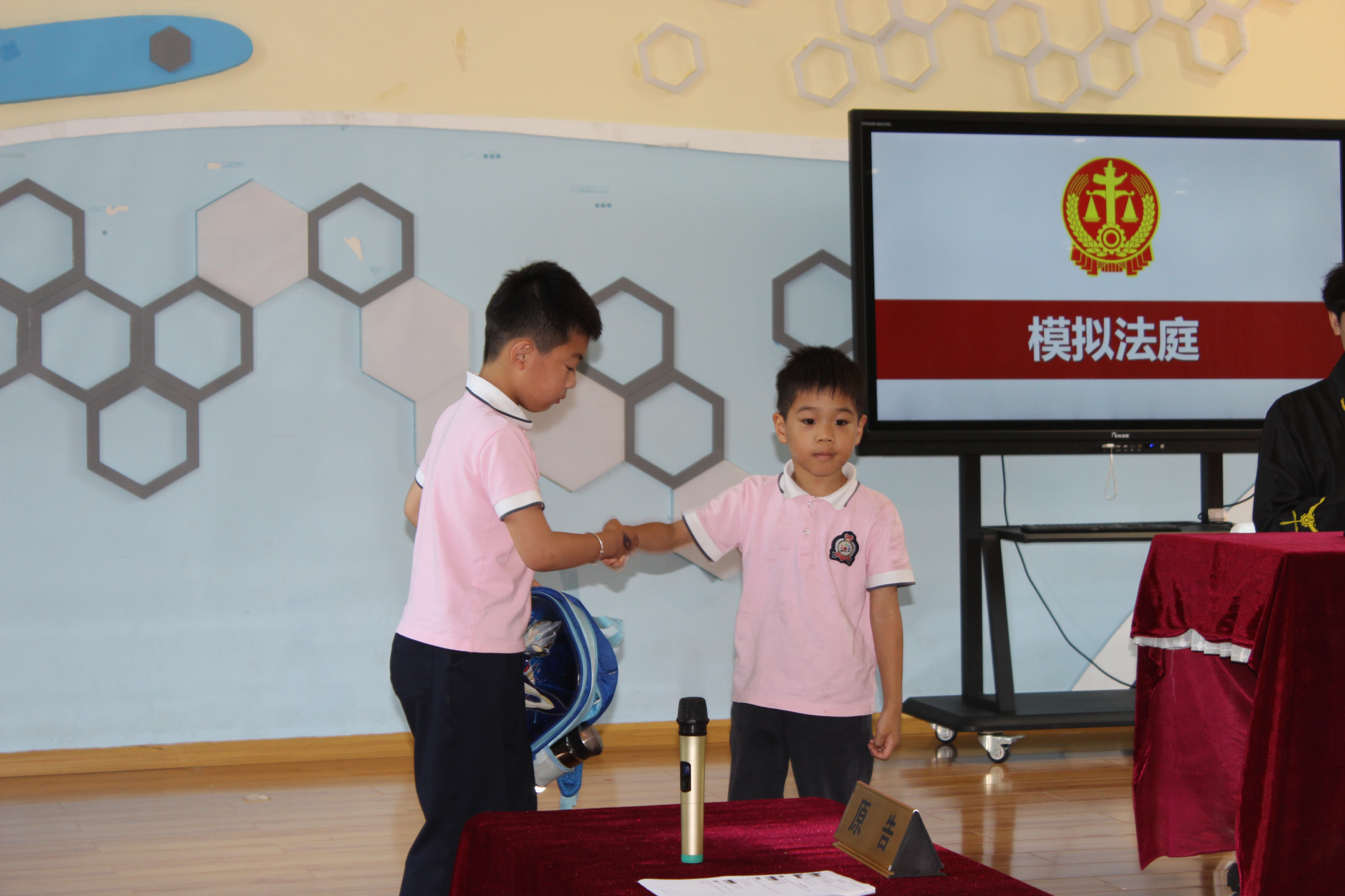 3“迷你法庭”:“原被告”双方当庭和解 3“迷你法庭”:“原被告”双方当庭和解