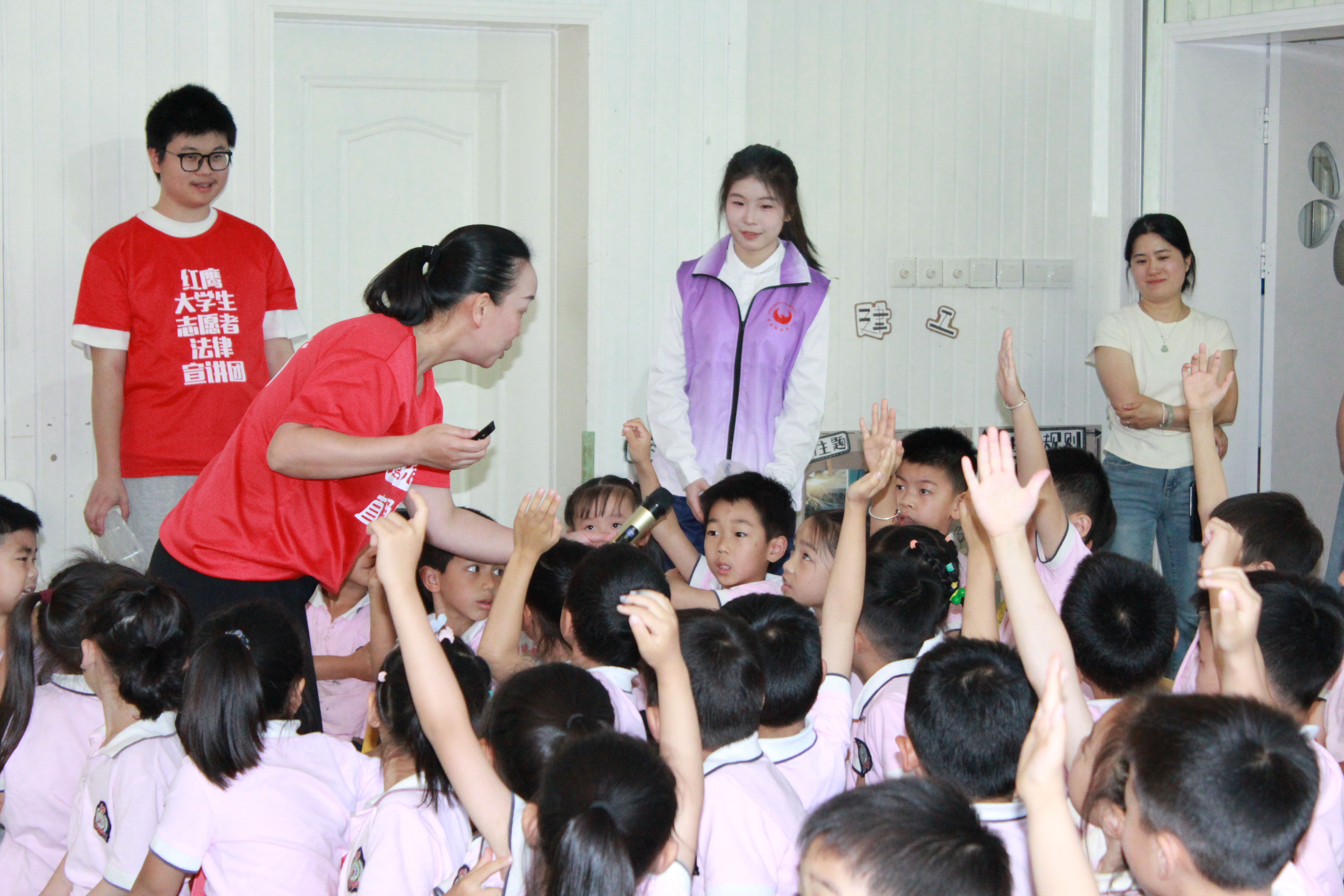 4”法律小达人“:踊跃举手,争相回答 4”法律小达人“:踊跃举手,争相回答