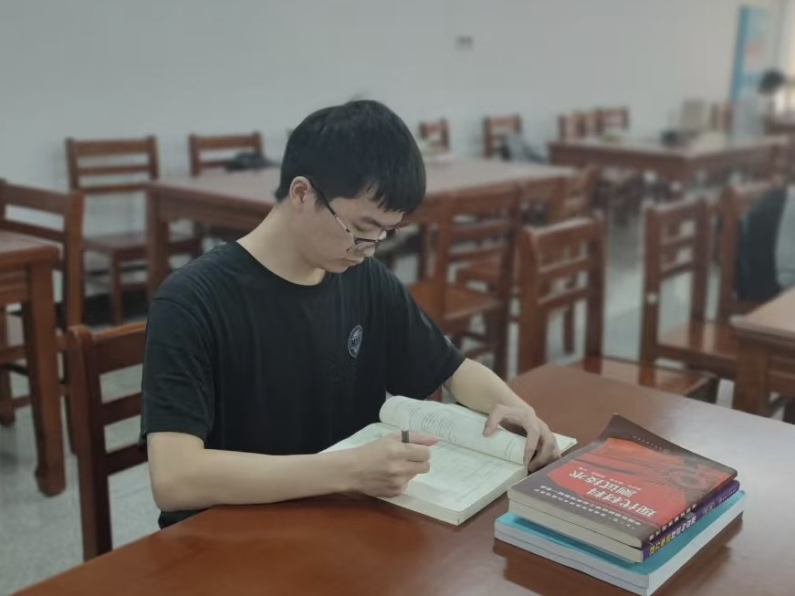 研途|荒芜中的向阳树