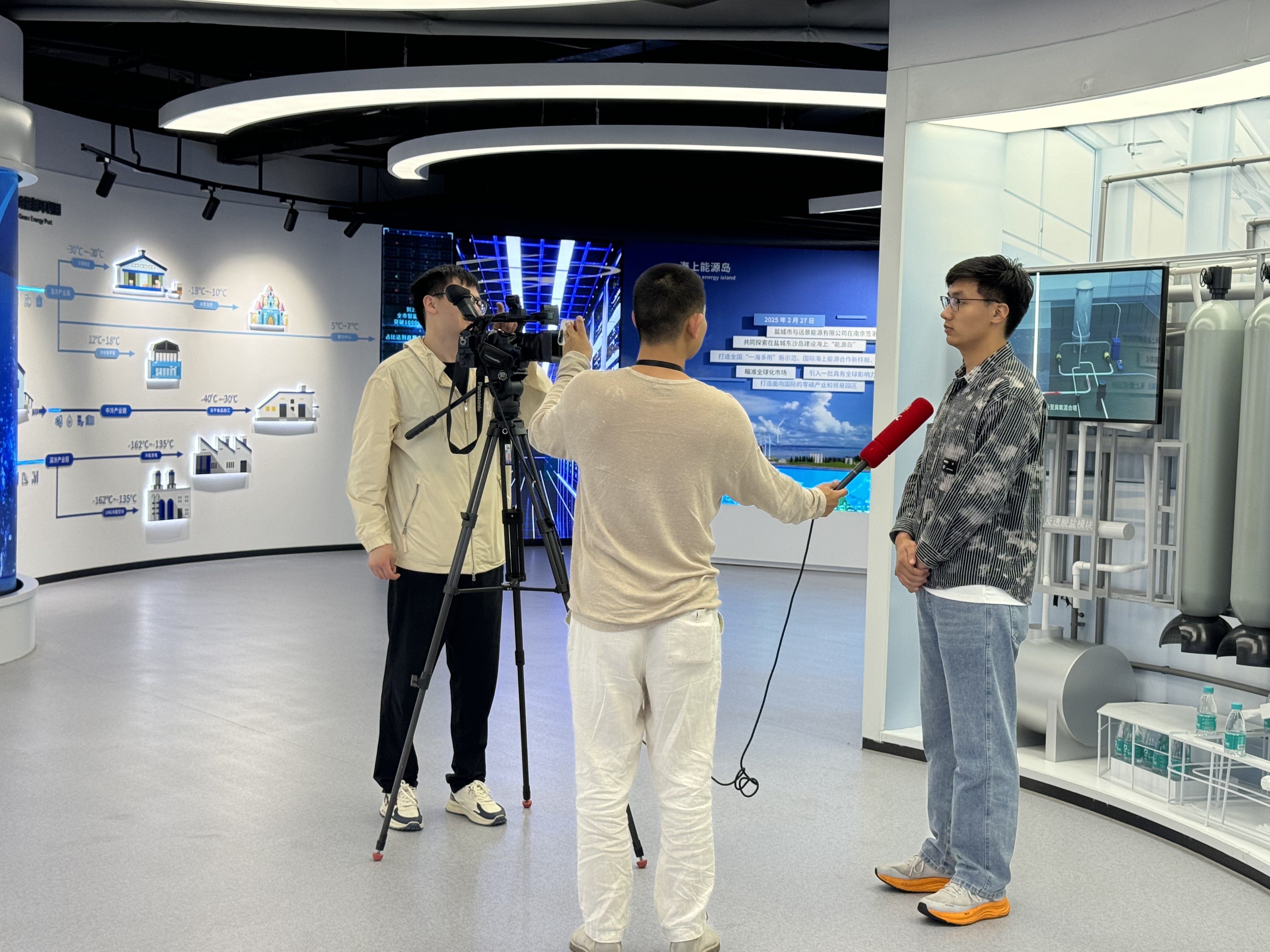 活动现场我院学生接受采访 活动现场我院学生接受采访