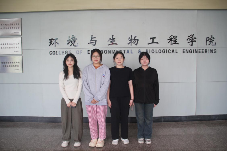 图为宿舍4人合照 图为宿舍4人合照