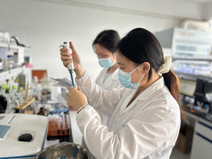 图为学生做实验现场 图为学生做实验现场