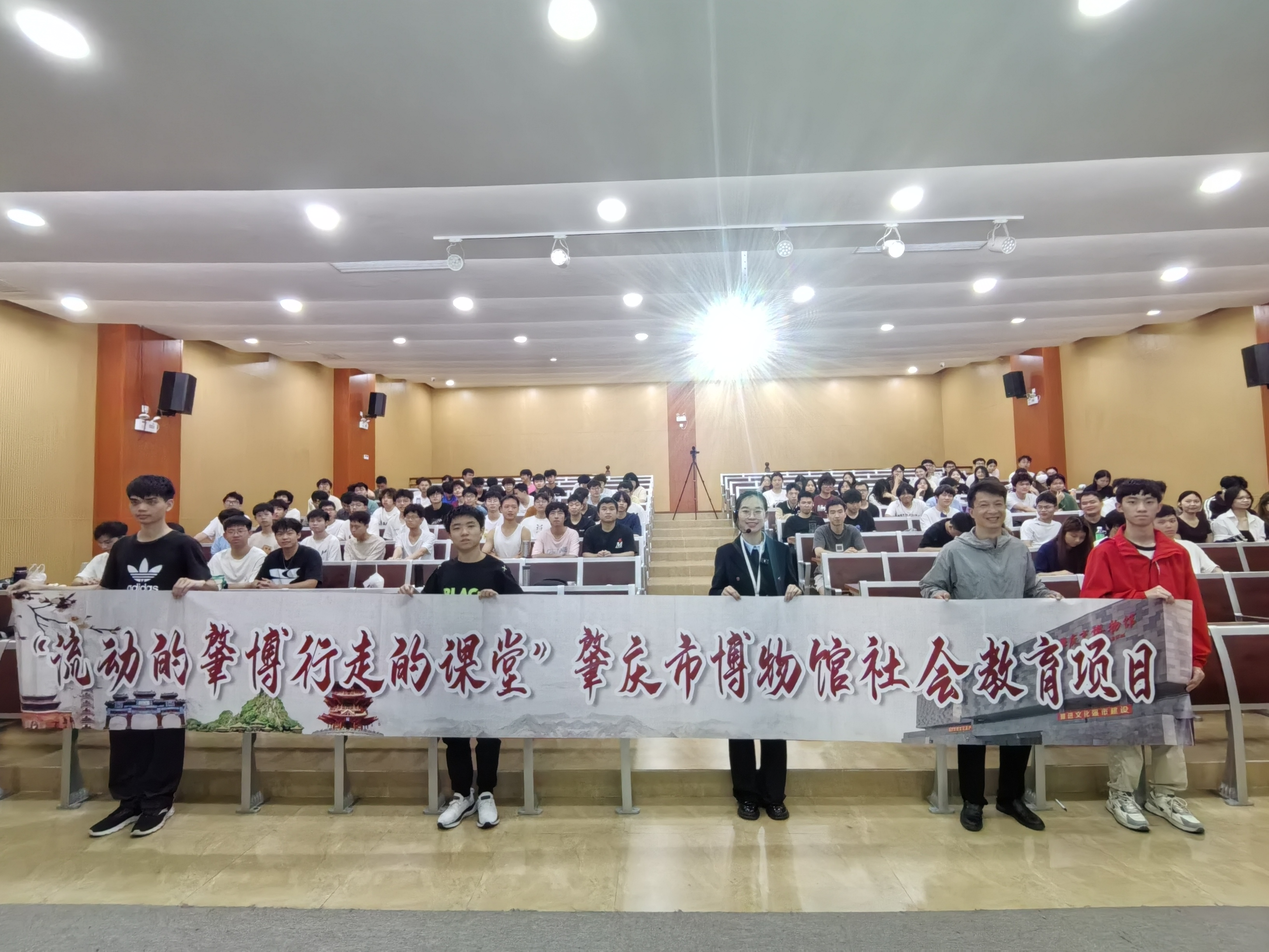 图6-“学语文 知历史”在广东工商职业技术大学宣讲活动现场