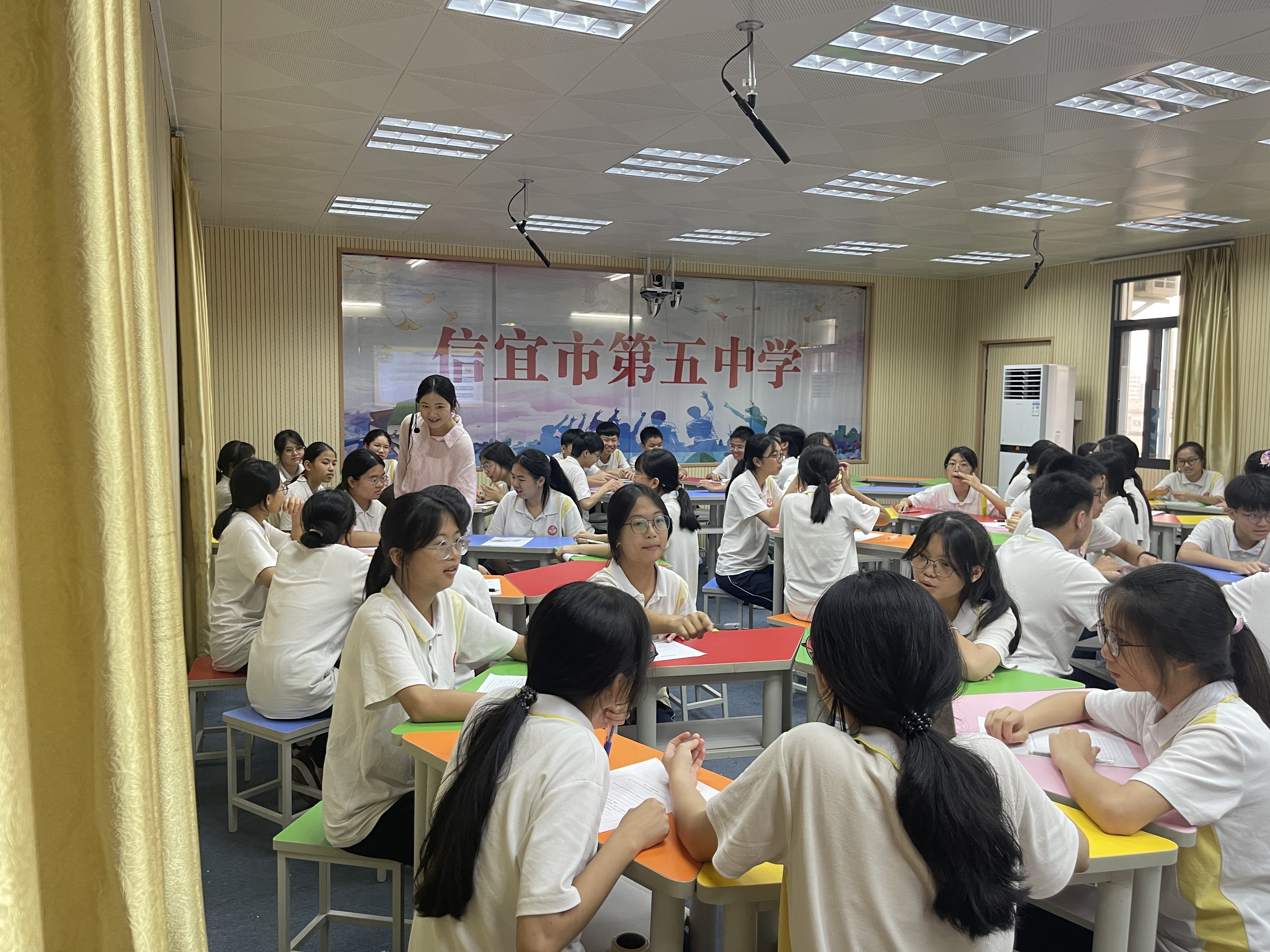 图二：实习支教团王星老师在信宜五中上心理课