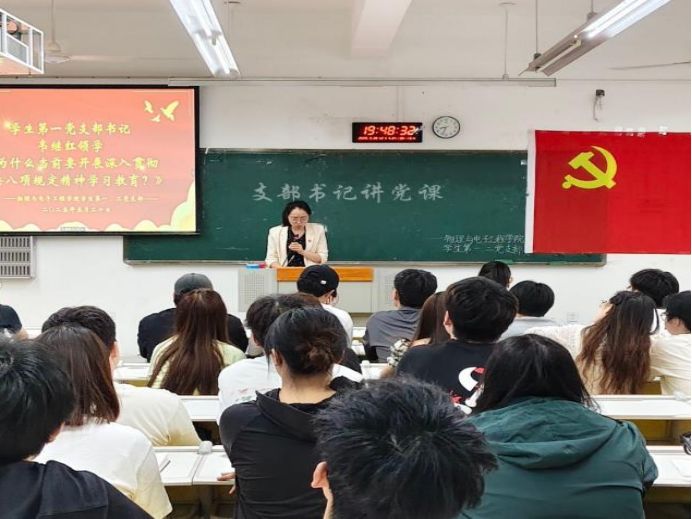 图为：韦继红老师领学