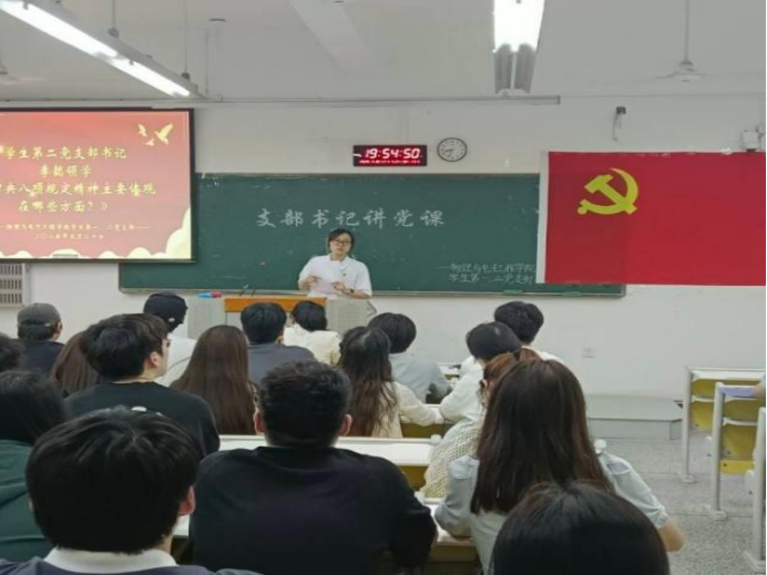 图为：李懿老师领学