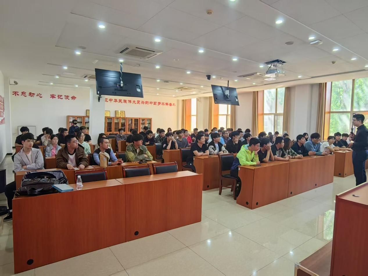 北京新目标教育集团专家为支部学生开展“励志青春 扬帆启航”就业指导主题讲座