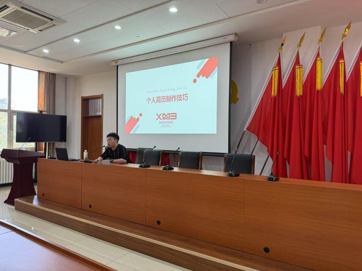 支部党员、辅导员李昊争老师作讲座开场致辞