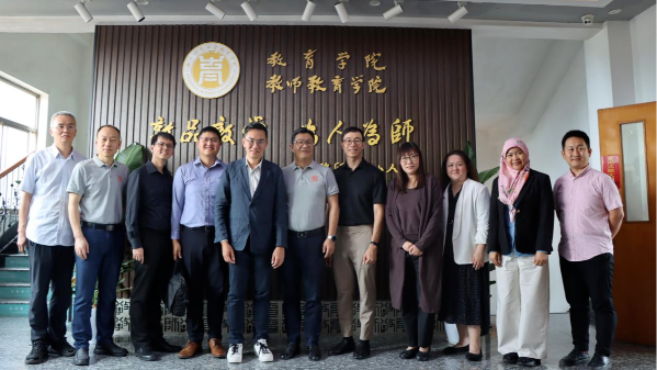 互鉴交流育英才 共话融合新路径——与新加坡校长培训班一行共探数智技术赋能教育图景