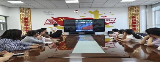 图1 党员们观看典型案例