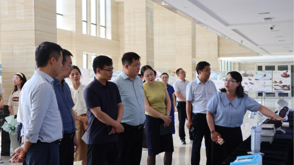 华尔科技集团一行来校参观智慧制造学院2025届毕业设计成果展