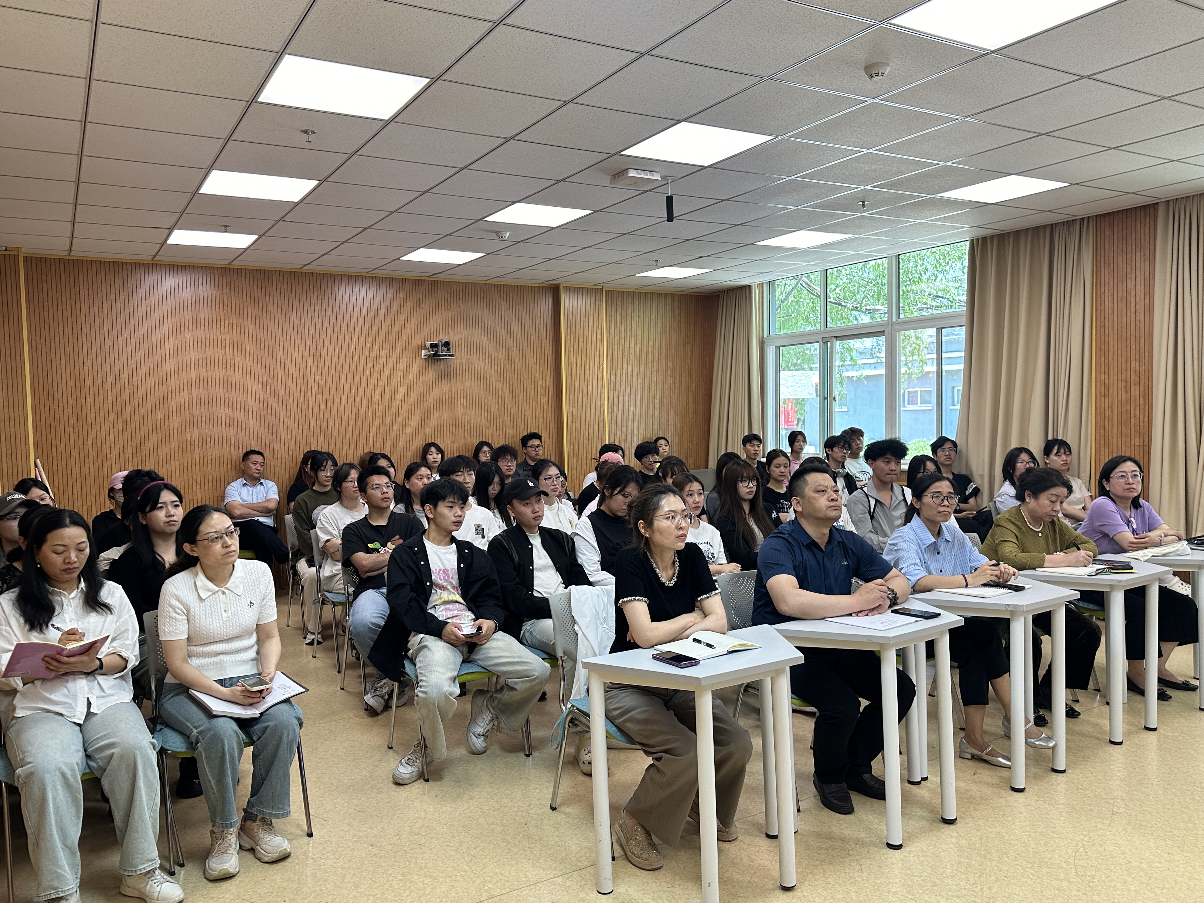 教育学院参赛选手和指导教师认真倾听和记录 教育学院参赛选手和指导教师认真倾听和记录