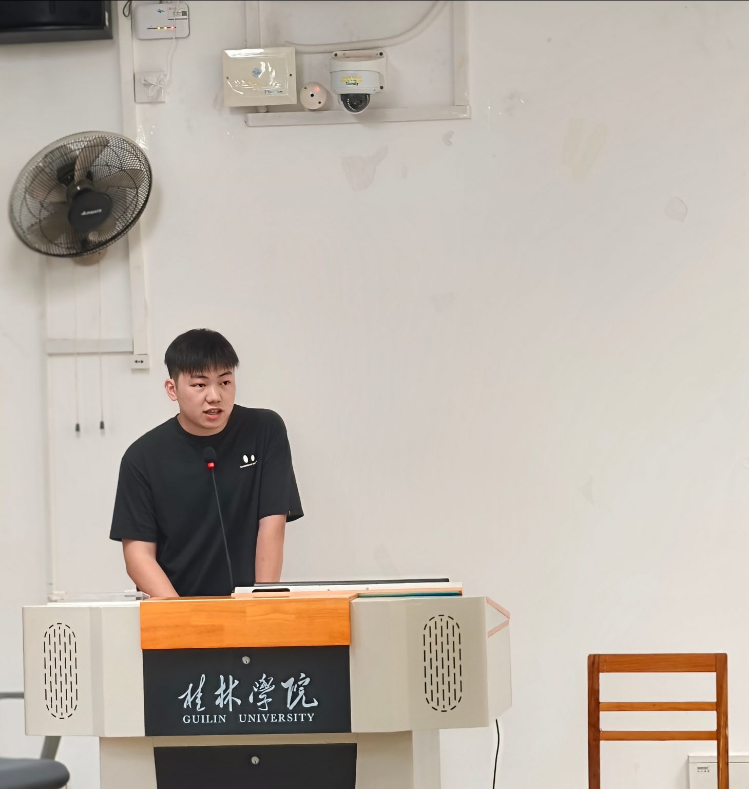 学生党员马卓为同学们解答问题