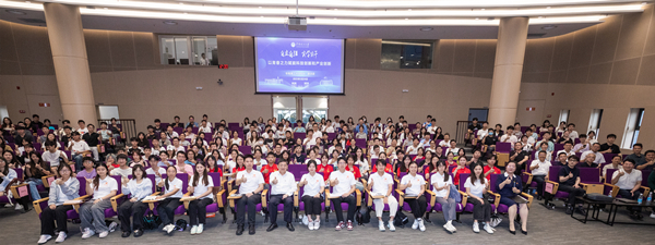 唐洪武校长与听课师生合影 唐洪武校长与听课师生合影