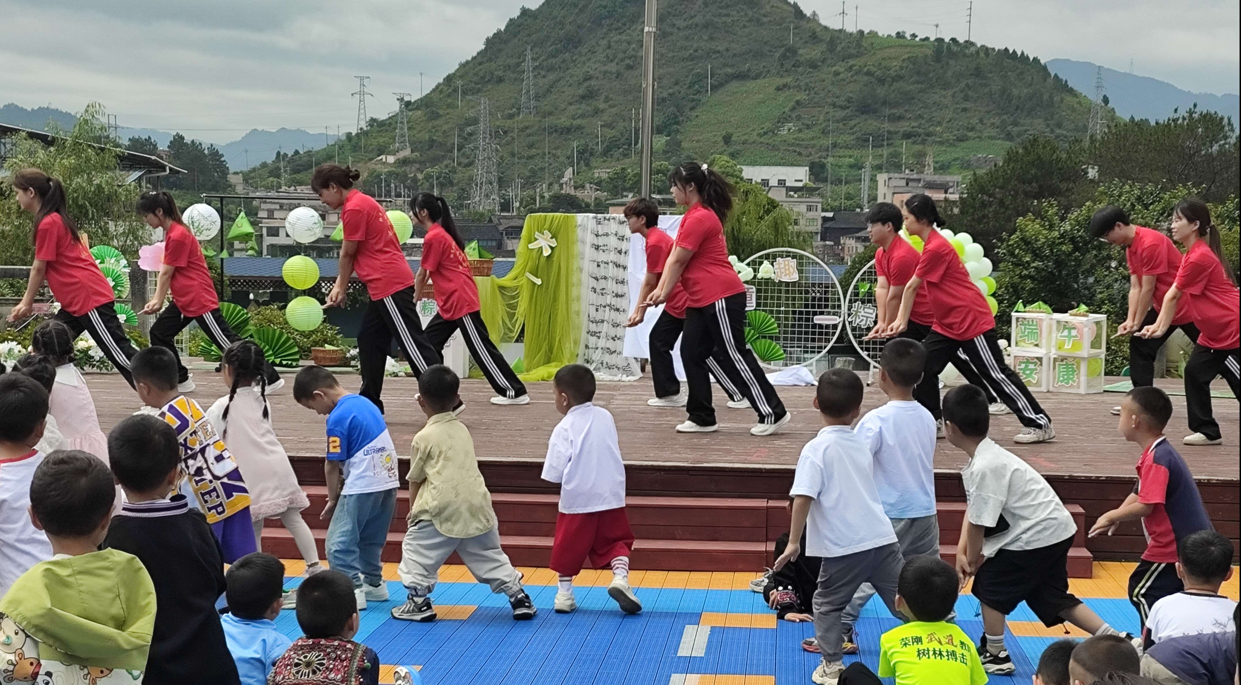 志愿者用急救操为幼儿园的小朋友传递急救理念