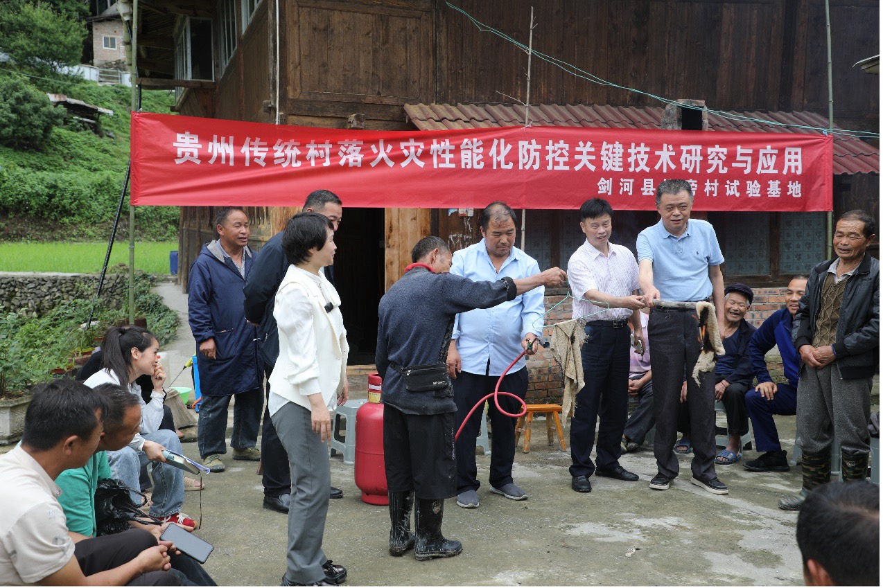 课题组和村民一起做燃烧对比试验