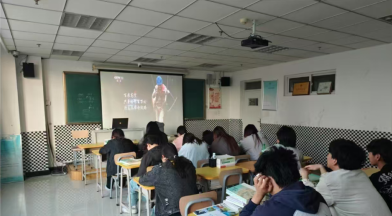 各班观看《大国工匠》