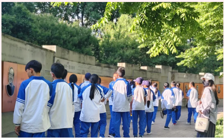 金平一中师生参观师大校园-1