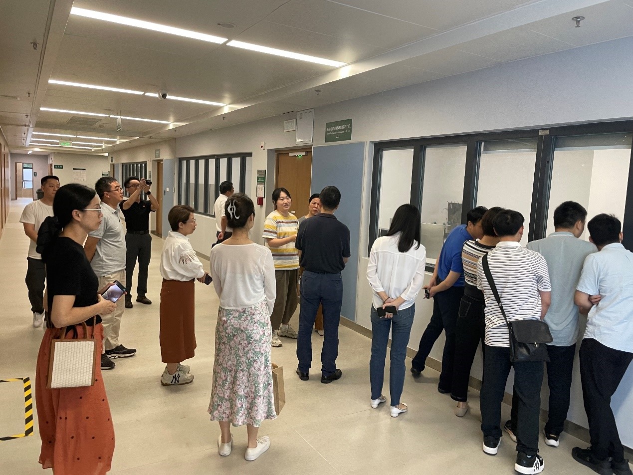 图3 参观水产动物研究平台和大型仪器共享平台