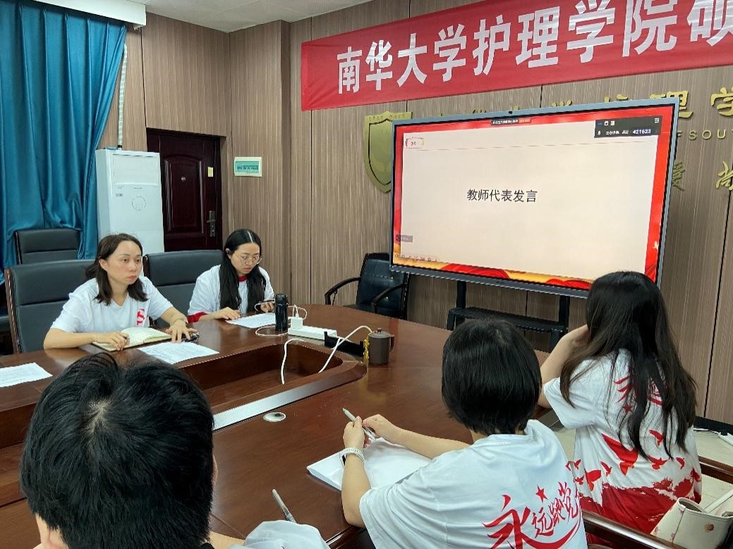 党员教师代表欧阳丽发言 党员教师代表欧阳丽发言