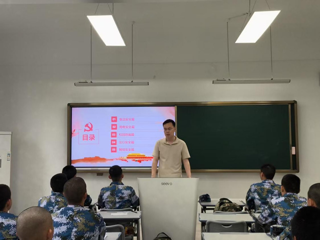 梁鑫老师进行安全教育现场 梁鑫老师进行安全教育现场