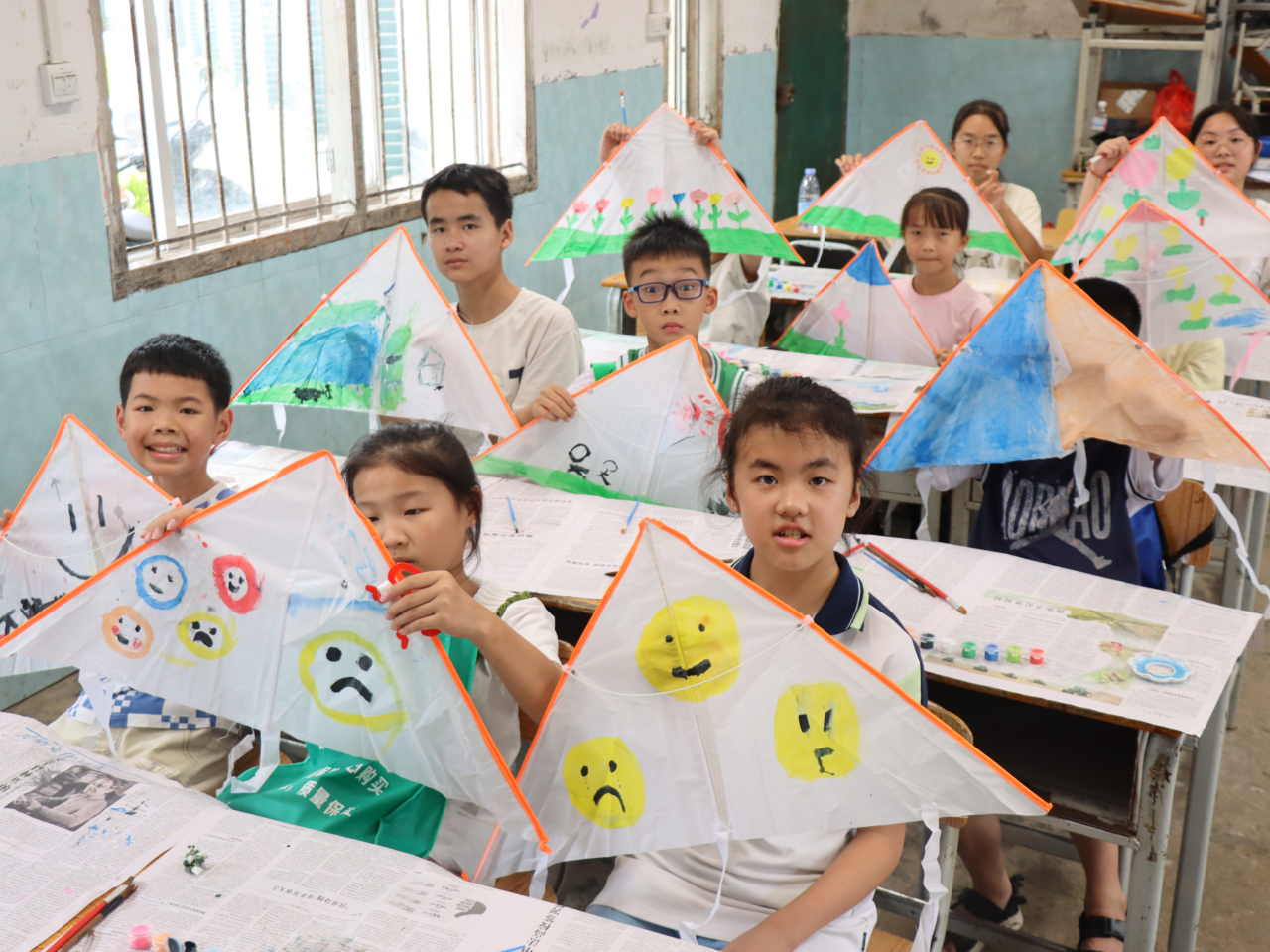 学生展示风筝成果 学生展示风筝成果