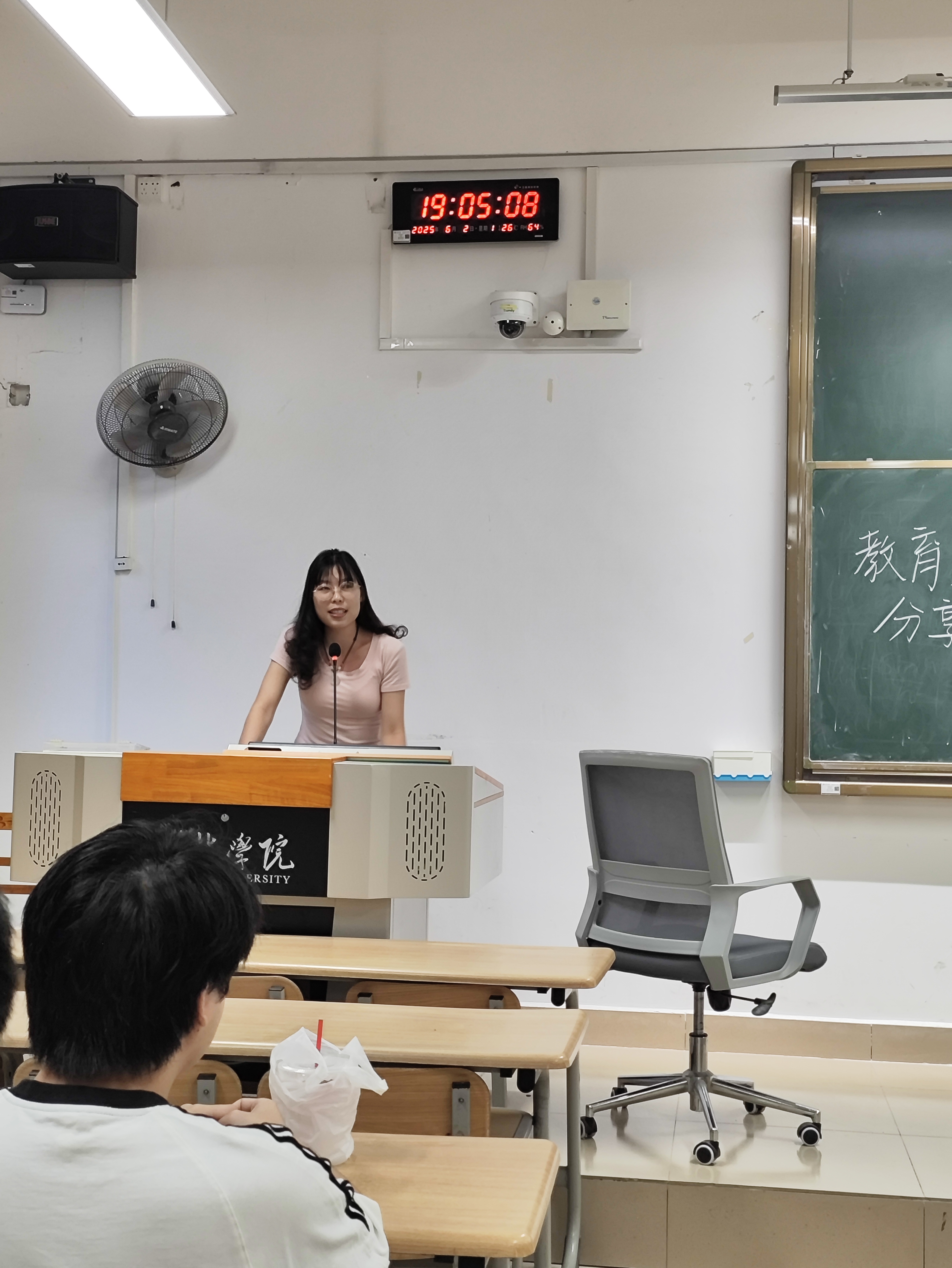 2021级数学与应用数学专业优秀毕业生朱晓凤正在做经验分享 2021级数学与应用数学专业优秀毕业生朱晓凤正在做经验分享