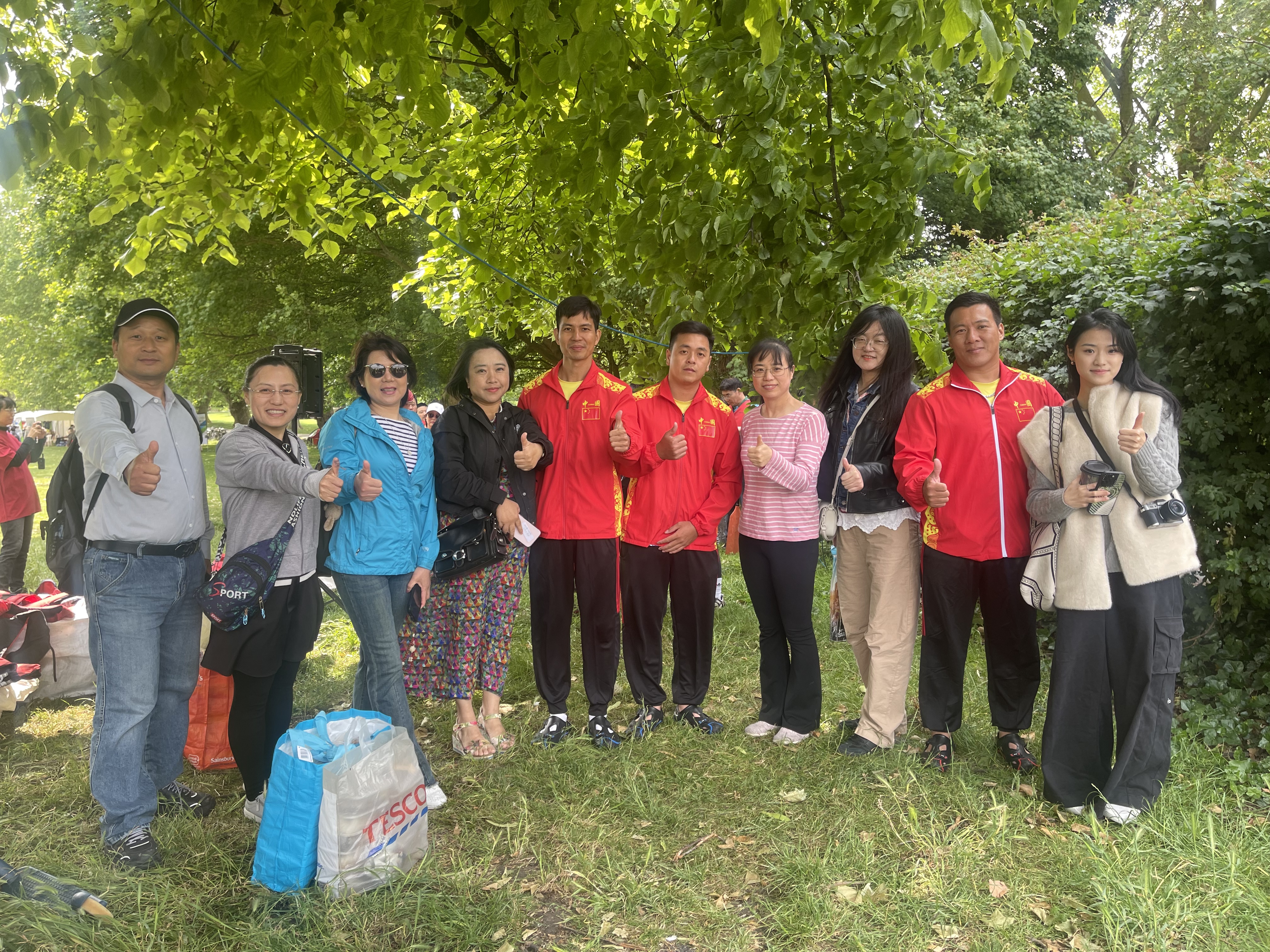 p0=支部书记刘桂杰与中国汕头龙舟队成员