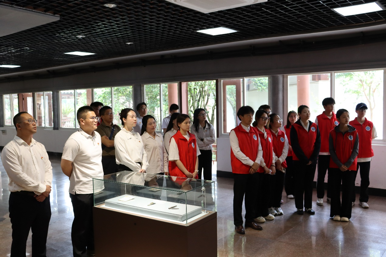 图3 讲解员介绍陶行知事迹