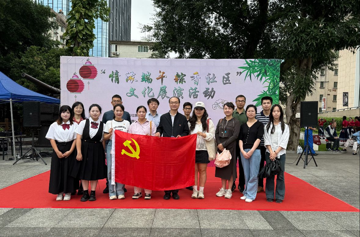 传媒学院第一、第二支部参加活动党员合影
