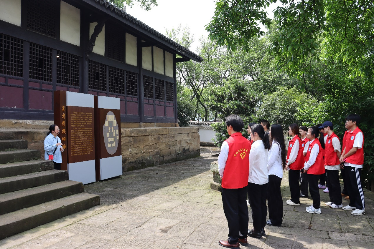 图片1讲解员介绍育才学校旧址