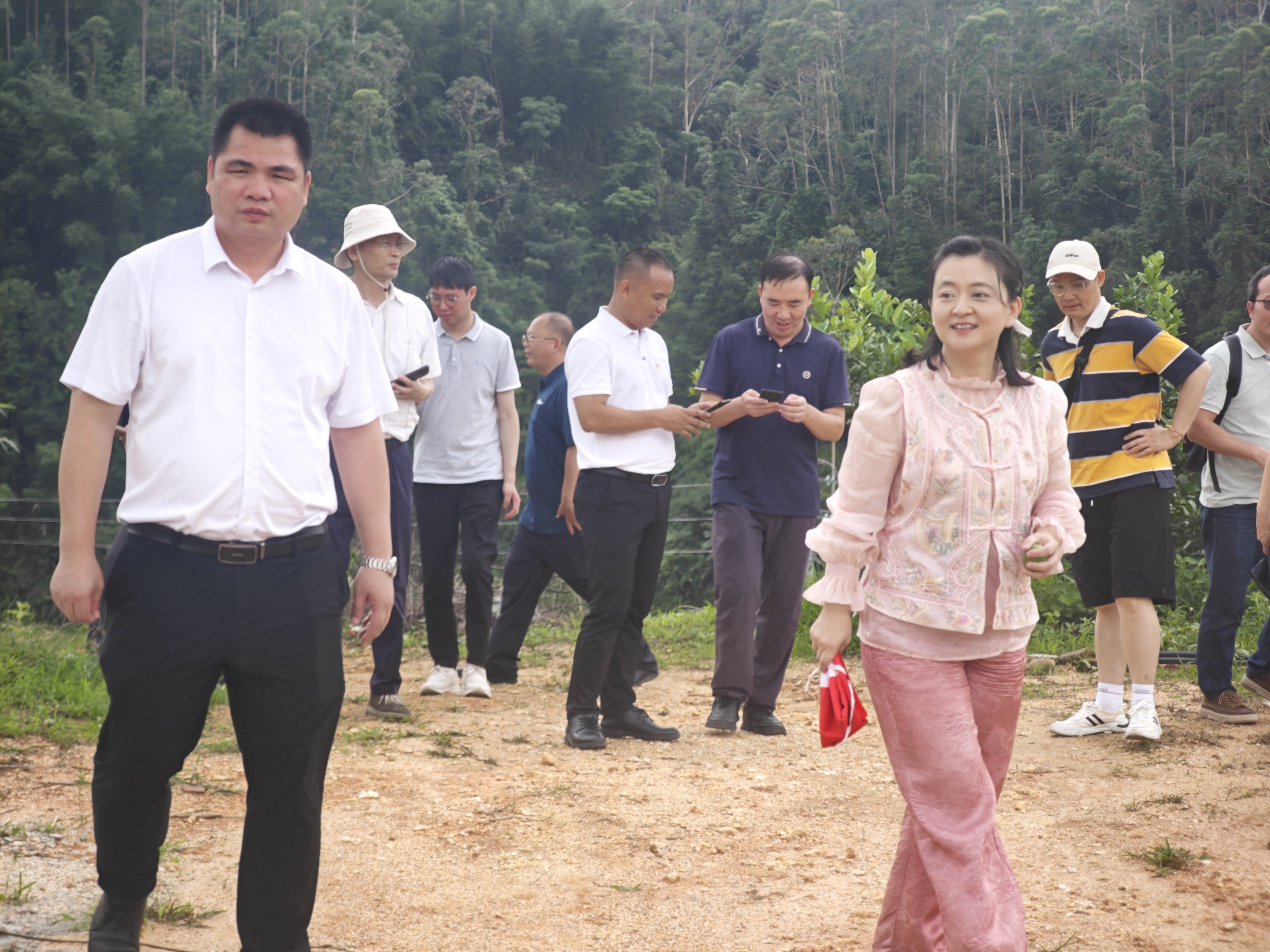 调研团队在郭忠发队长的陪同下，前往广宁县合旺香水柠檬基地进行实地考察。团队深入田间地头，详细了解基地的种植技术、管理模式、市场销售情况及当前面临的产业发展瓶颈，为后续制定更具针对性的科技支持与帮扶方案收集了第一手资料。