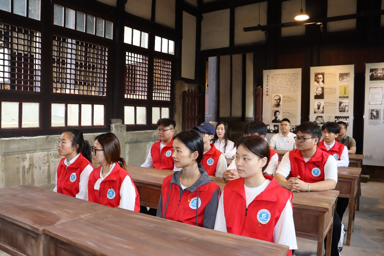 图2 参观育才学校旧址