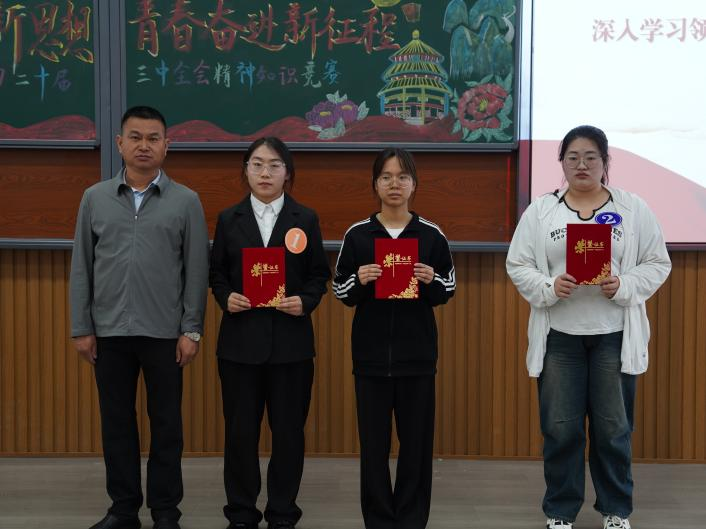 护理学院党总支书记苏水桥为选手颁发二等奖