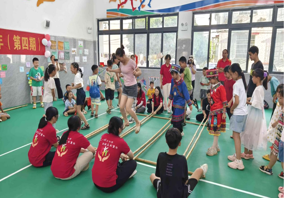 师生齐跳竹竿舞 师生齐跳竹竿舞