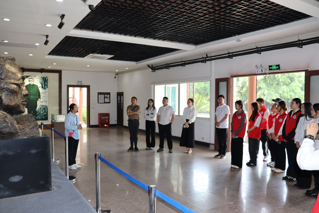 图4 讲解员介绍陶行知教育思想