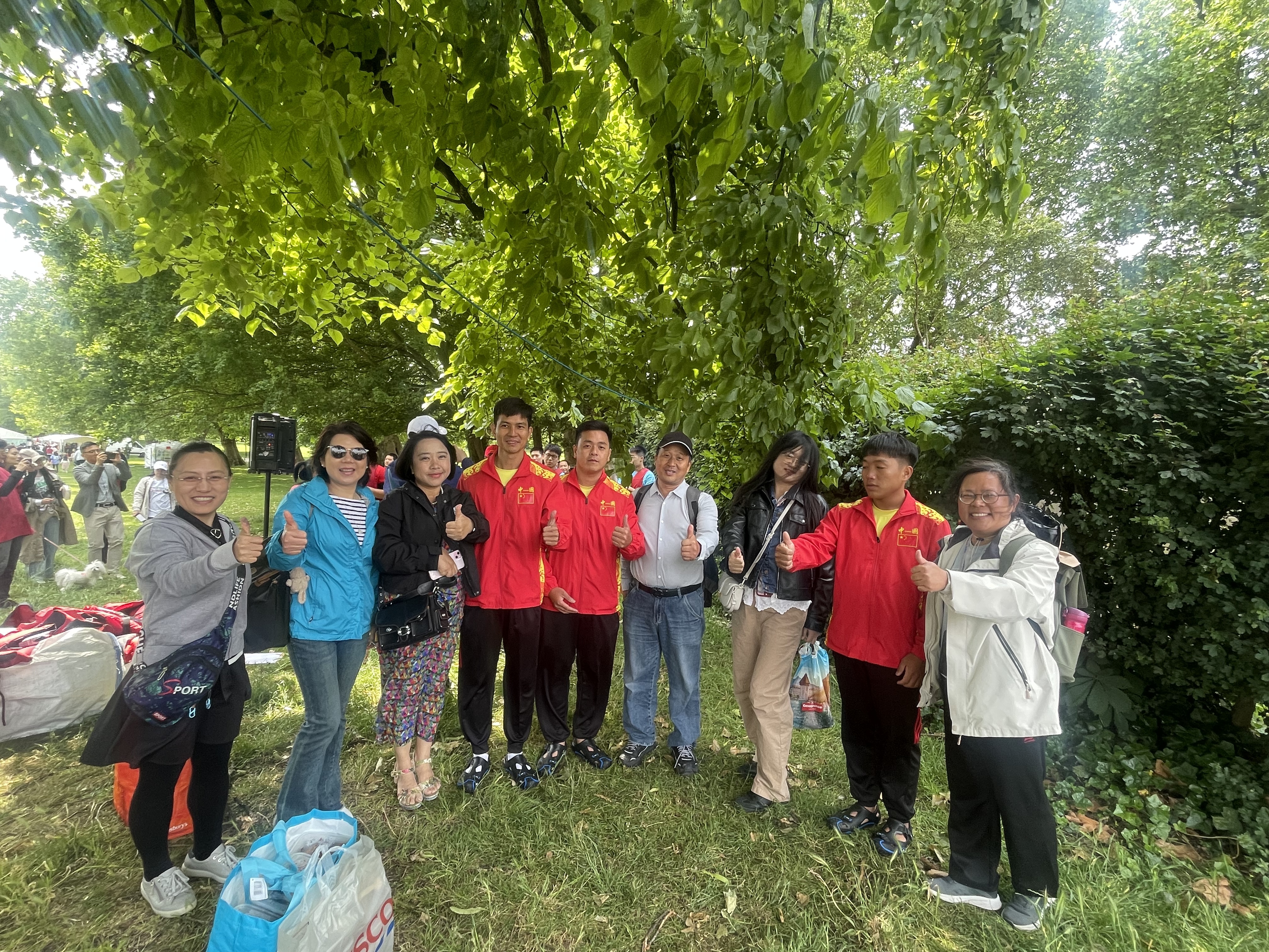 p4=支部书记刘桂杰、志愿者与龙舟队队长赛后合影