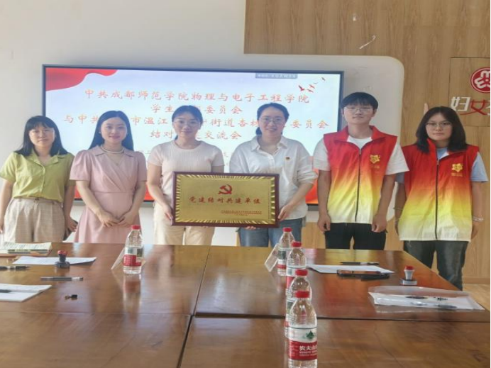 图为：集体合照