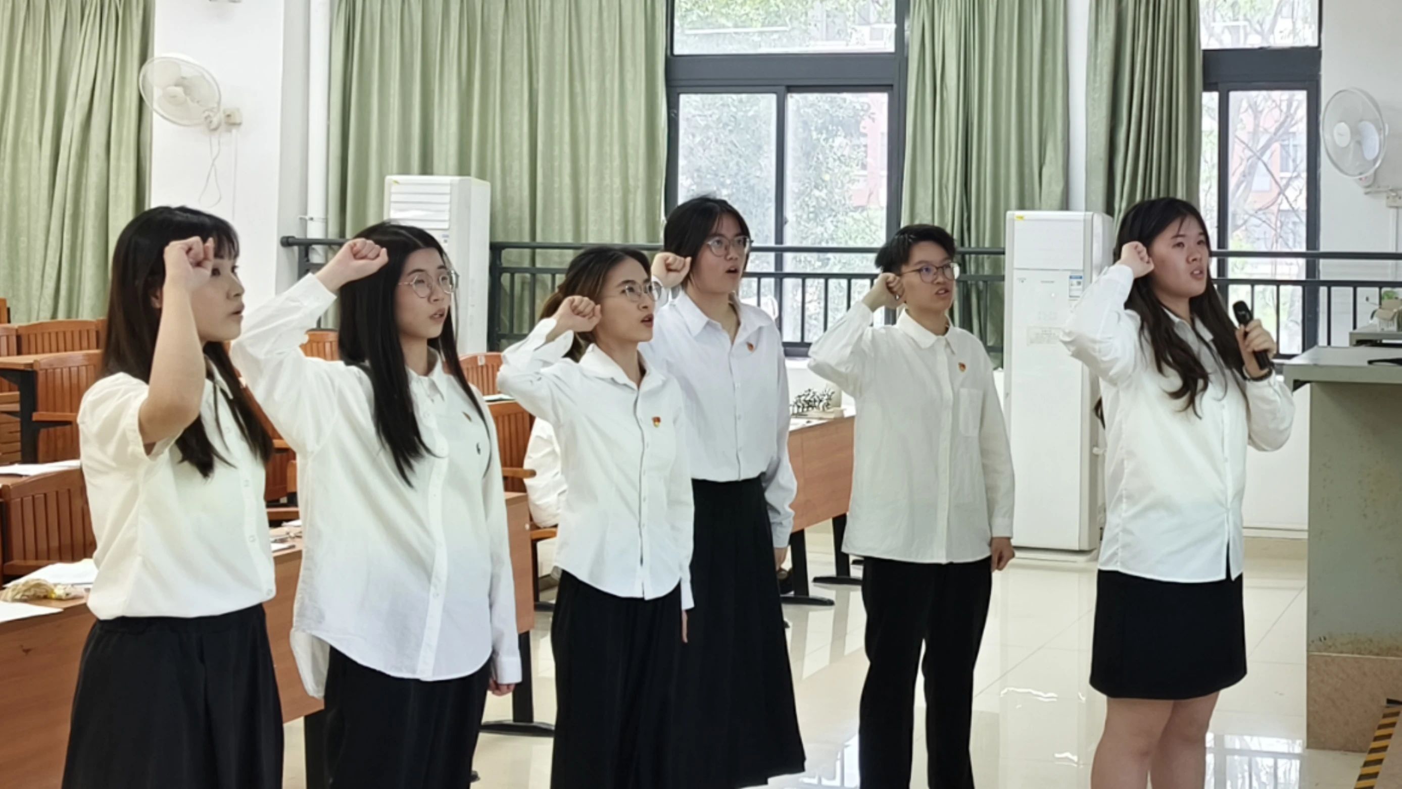 图4：新一批拟转正预备党员庄严宣誓
