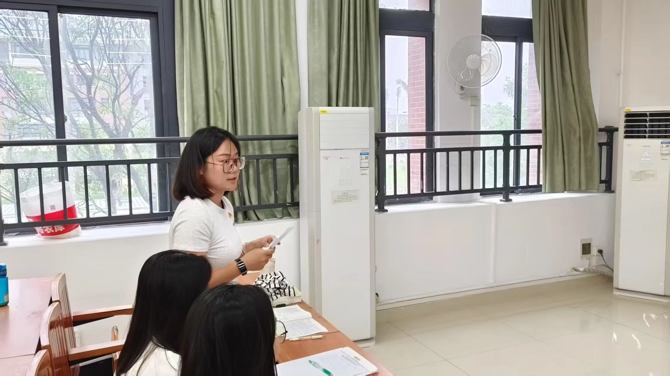 图5：监票人何佳欣同志宣誓